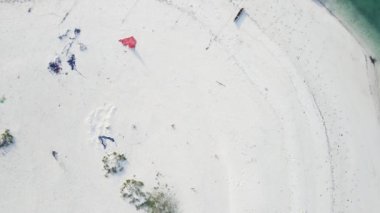 Zanzibar Adası, Tanzanya: sahilin havadan görünüşü, yavaş çekim