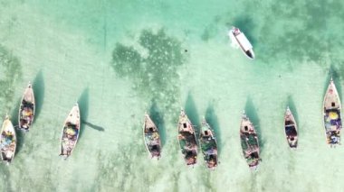 Tanzanya 'nın Zanzibar kıyısındaki tekneler ağır çekimde