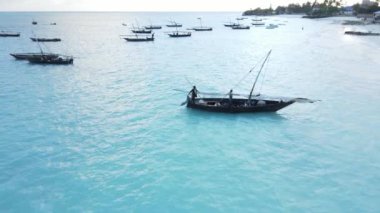 Tanzanya 'nın Zanzibar kıyısındaki tekneler ağır çekimde