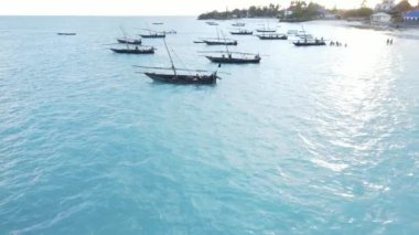 Tanzanya 'nın Zanzibar kıyısındaki tekneler ağır çekimde