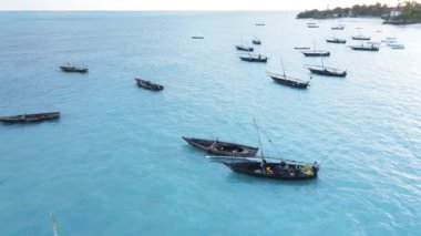 Tanzanya 'nın Zanzibar kıyısındaki tekneler ağır çekimde