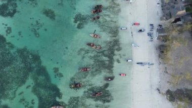 Tanzanya 'nın Zanzibar kıyısındaki tekneler ağır çekimde