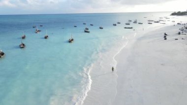 Tanzanya 'nın Zanzibar kıyısındaki tekneler ağır çekimde