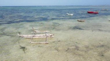 Tanzanya 'nın Zanzibar kıyısındaki tekneler ağır çekimde