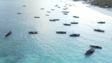 Tanzanya 'nın Zanzibar kıyısındaki tekneler ağır çekimde