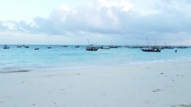 Tanzanya 'nın Zanzibar kıyısındaki tekneler ağır çekimde