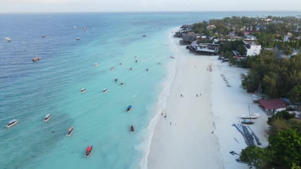 Isola di Zanzibar, Tanzania: veduta aerea della spiaggia vicino alla riva, rallentatore — Video Stock