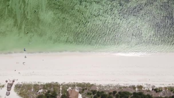 Vista aérea da praia na ilha de Zanzibar, Tanzânia, câmera lenta — Vídeo de Stock