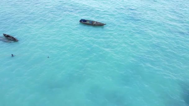 Barche nell'oceano vicino alla costa di Zanzibar, Tanzania, slow motion — Video Stock