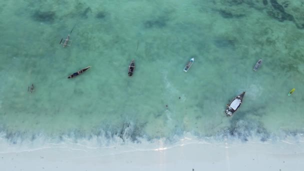 Barcos no oceano perto da costa de Zanzibar, Tanzânia, câmera lenta — Vídeo de Stock