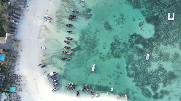 Barcos en el océano cerca de la costa de Zanzíbar, Tanzania, cámara lenta — Vídeos de Stock