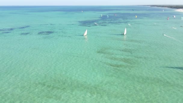 Hajók az óceánban, Zanzibár partjainál, Tanzánia, lassított felvétel — Stock videók