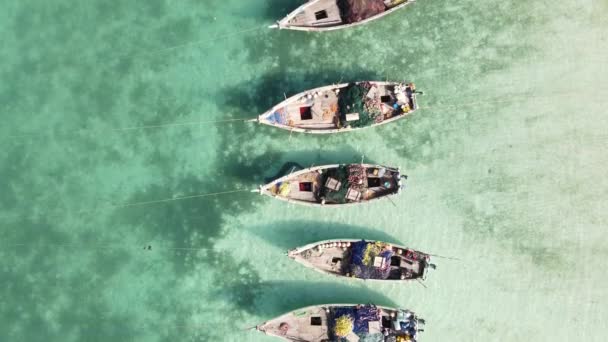 탄자니아 잔지바르 해안 근처의 바다 속에서 서서히 움직 이는 배들 — 비디오