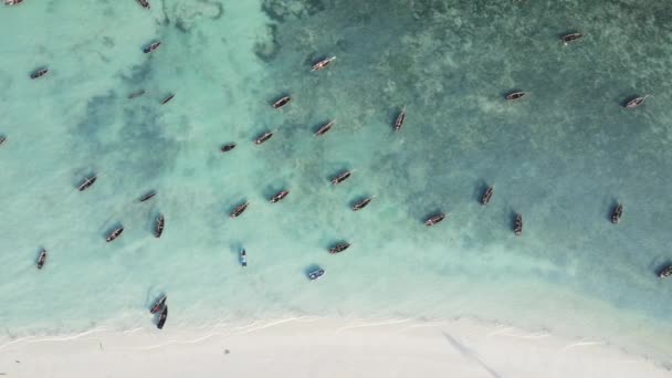 Barcos no oceano perto da costa de Zanzibar, Tanzânia, câmera lenta — Vídeo de Stock