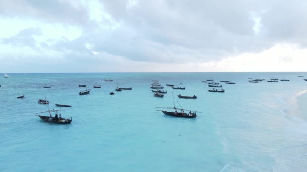 Barcos en el océano cerca de la costa de Zanzíbar, Tanzania, cámara lenta — Vídeos de Stock