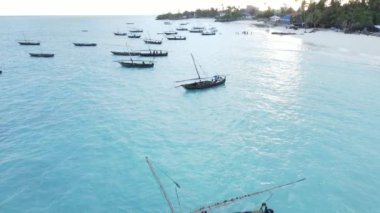 Tanzanya 'nın Zanzibar kıyısındaki tekneler ağır çekimde