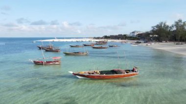Tanzanya 'nın Zanzibar kıyısındaki tekneler ağır çekimde