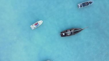 Tanzanya 'nın Zanzibar kıyısındaki tekneler ağır çekimde