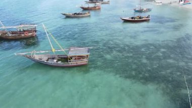Tanzanya 'nın Zanzibar kıyısındaki tekneler ağır çekimde