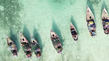Tanzanya 'nın Zanzibar kıyısındaki tekneler ağır çekimde