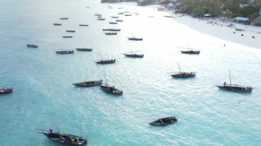 Tanzanya 'nın Zanzibar kıyısındaki tekneler ağır çekimde
