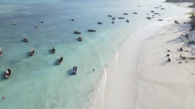 Tanzanya 'nın Zanzibar kıyısındaki tekneler ağır çekimde