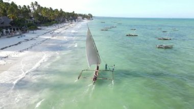 Tanzanya 'nın Zanzibar kıyısındaki tekneler ağır çekimde