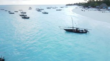 Tanzanya 'nın Zanzibar kıyısındaki tekneler ağır çekimde