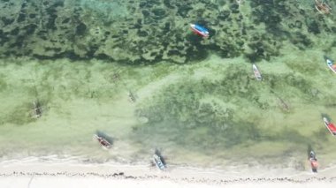 Tanzanya 'nın Zanzibar kıyısındaki tekneler ağır çekimde