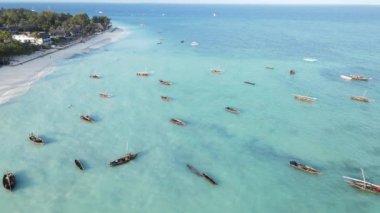 Tanzanya 'nın Zanzibar kıyısındaki tekneler ağır çekimde