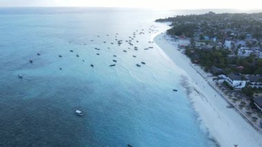 Tanzanya 'nın Zanzibar kıyısındaki tekneler ağır çekimde