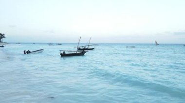 Tanzanya 'nın Zanzibar kıyısındaki tekneler ağır çekimde