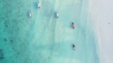 Tanzanya 'nın Zanzibar kıyısındaki tekneler ağır çekimde