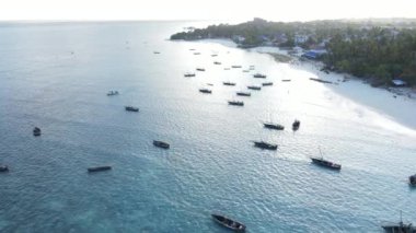 Tanzanya 'nın Zanzibar kıyısındaki tekneler ağır çekimde