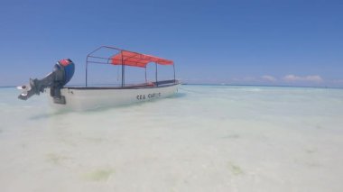 Zanzibar, Tanzanya - kıyıya yakın tekne, yavaş çekim
