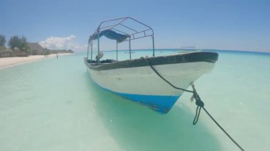 Zanzibar, Tanzanya - kıyıya yakın tekne, yavaş çekim