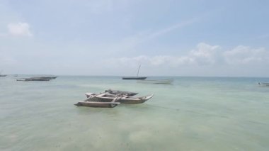 Zanzibar, Tanzanya - kıyıya yakın tekne, yavaş çekim