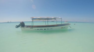 Zanzibar, Tanzanya - kıyıya yakın tekne, yavaş çekim