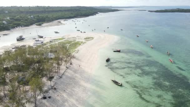 Лодки в океане у берегов Занзибара, Танзания, замедленная съемка — стоковое видео