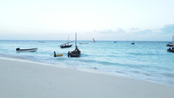 Lodě v oceánu u pobřeží Zanzibaru, Tanzanie, zpomalení — Stock video