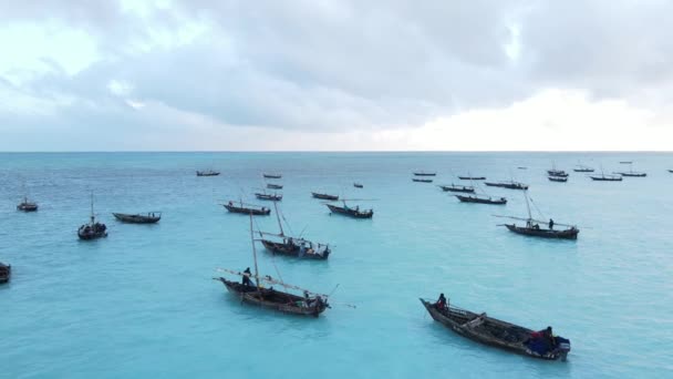 Barcos en el océano cerca de la costa de Zanzíbar, Tanzania, cámara lenta — Vídeos de Stock