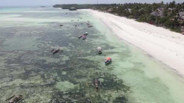 Łodzie w oceanie u wybrzeży Zanzibaru, Tanzania, zwolnione tempo — Wideo stockowe