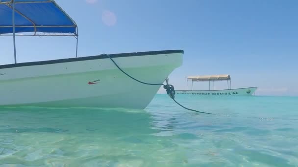 Sansibar, Tansania - Boot in Küstennähe, Zeitlupe — Stockvideo