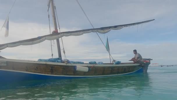 Zanzíbar, Tanzania - barco cerca de la orilla, cámara lenta — Vídeo de stock