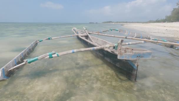 Zanzibar, Τανζανία - βάρκα κοντά στην ακτή, αργή κίνηση — Αρχείο Βίντεο