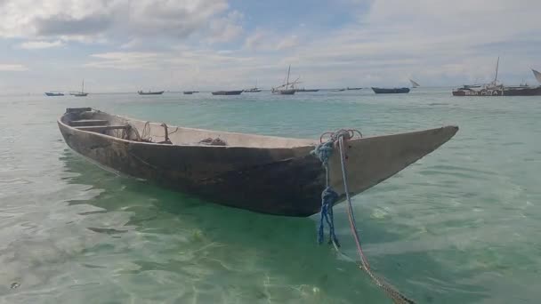 Zanzibar, Tanzanie - loď u břehu, zpomalený pohyb — Stock video