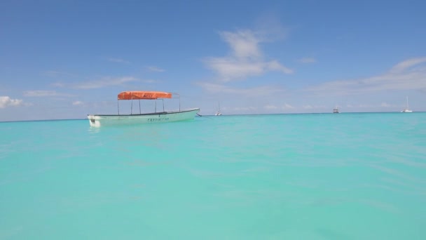 Zanzibar, Tanzania - båt nära stranden, slow motion — Stockvideo