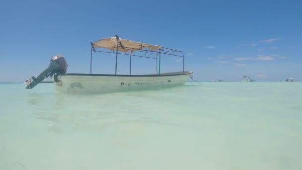 Zanzibar, Tanzania - båt nära stranden, slow motion — Stockvideo