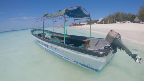 Zanzibar, Tanzania - barca vicino alla riva, rallentatore — Video Stock