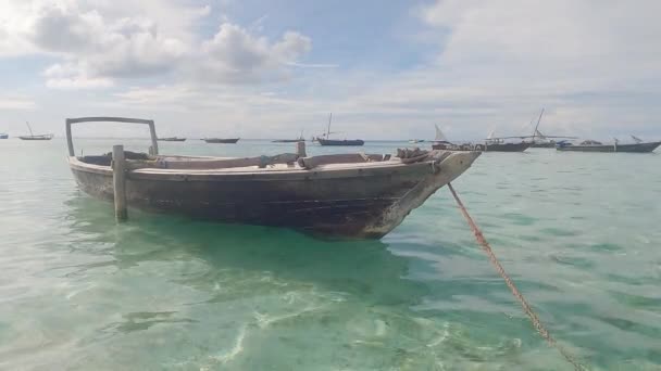 Zanzibar, Tanzanie - loď u břehu, zpomalený pohyb — Stock video